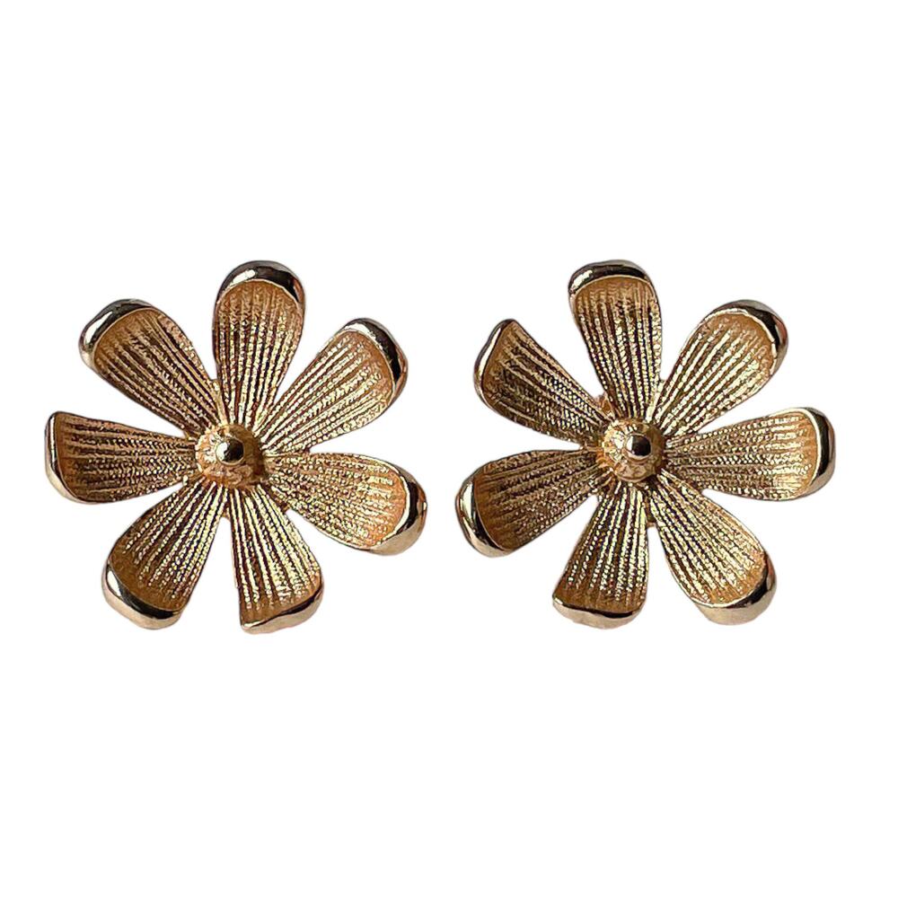 1960s Textured Gold Platel Blooming Daisy Flower Cottagecore Clip Earrings
